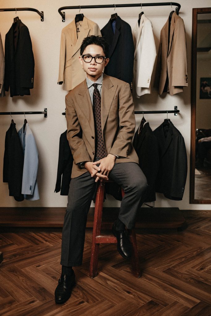 Chú thích: Khai phóng sự tinh tế với sắc nâu đất trung tính trong không gian may đo Bespoke.