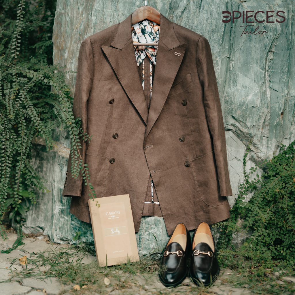 Chất liệu Linen Cavani với kết cấu dệt xương cá – "Lá phổi" giúp bộ trang phục thoáng mát giữa ngày hè.