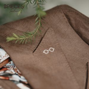 Sắc nâu Tobacco trầm ấm kết hợp cùng họa tiết xương cá tạo nên chiều sâu cuốn hút cho quý ông.