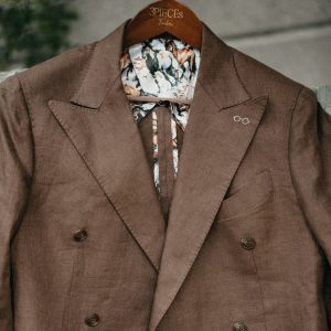 Thiết kế 2 hàng khuy (Double-Breasted) quyền lực được "làm mềm" bởi chi tiết túi ốp phóng khoáng.