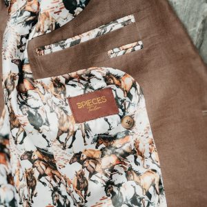 Lớp lót họa tiết "Mã Đáo" độc bản – Nơi thể hiện cá tính riêng tư đầy kiêu hãnh.