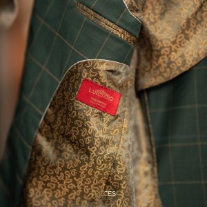 Chú thích: Sự tinh tế ẩn giấu trong lớp lót Paisley cao cấp.