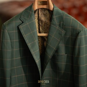 Chú thích: Thiết kế túi ốp trẻ trung giúp quý ông dễ dàng biến hóa phong cách từ công sở ra phố.