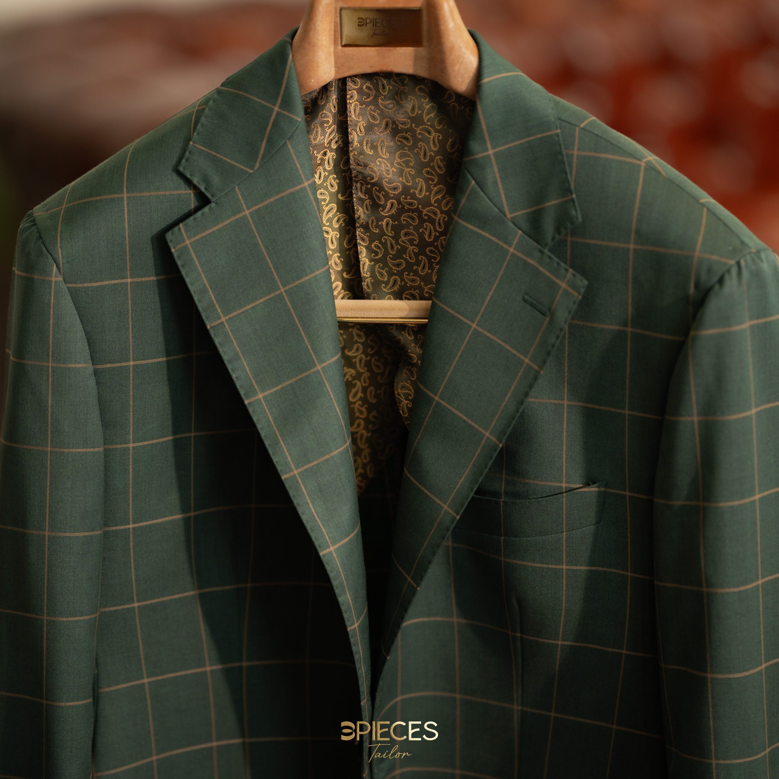 Chú thích: Thiết kế túi ốp trẻ trung giúp quý ông dễ dàng biến hóa phong cách từ công sở ra phố.