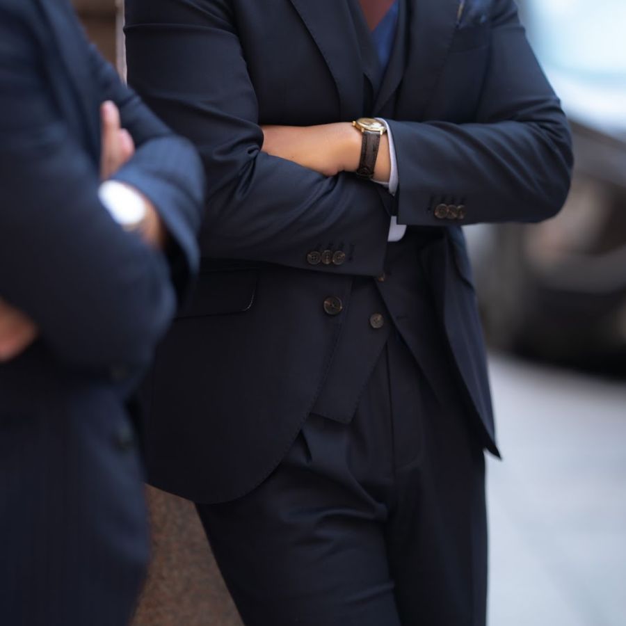 Vest xanh navy thanh lịch giúp gương mặt chú rể sáng hơn và dễ hòa hợp với mọi concept