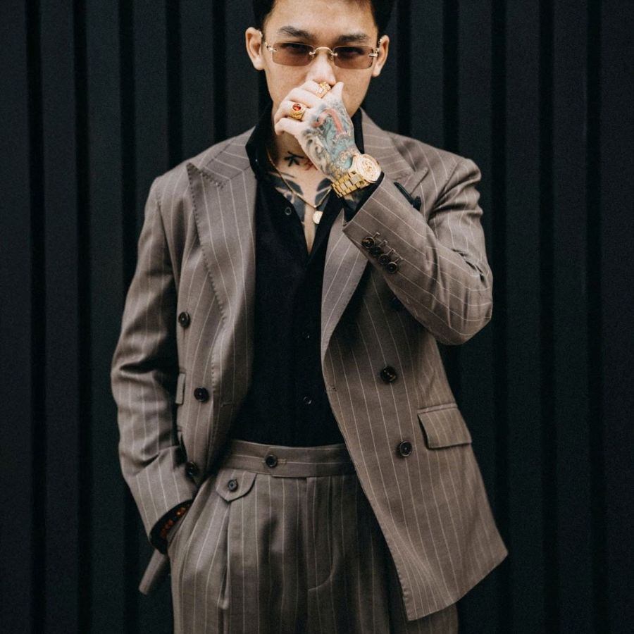 Vest caramel kẻ sọc nhẹ mang lại cảm giác ấm áp và hài hòa