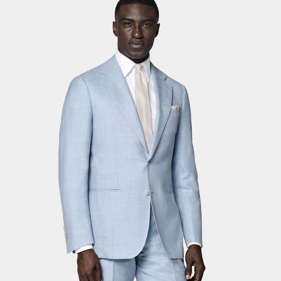 Vest xanh đá nhạt hài hòa với màu nước và bầu trời trong những buổi lễ cưới bên hồ bơi.