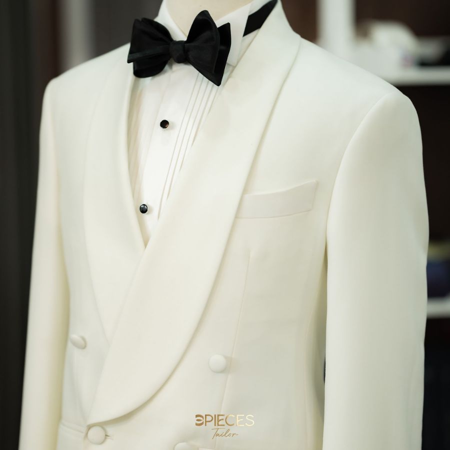 Bộ vest trắng kem, phom fit vừa, phối cùng hoa cài ngực tông pastel nổi bật