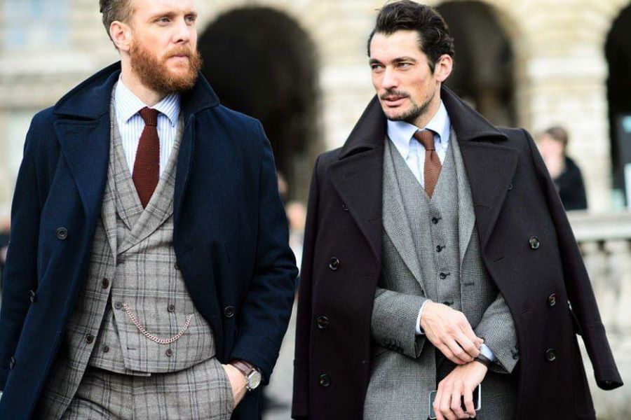 Bộ vest với ghi lê cùng màu, chú rể cài thêm pocket watch