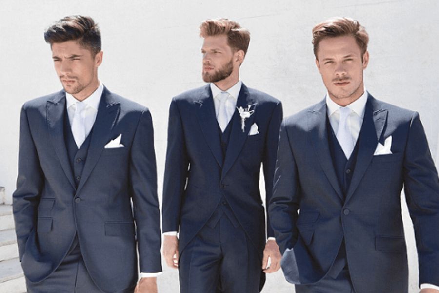 Chú rể dáng đậm trong bộ vest xanh đậm trơn, ve vừa, quần đứng phom