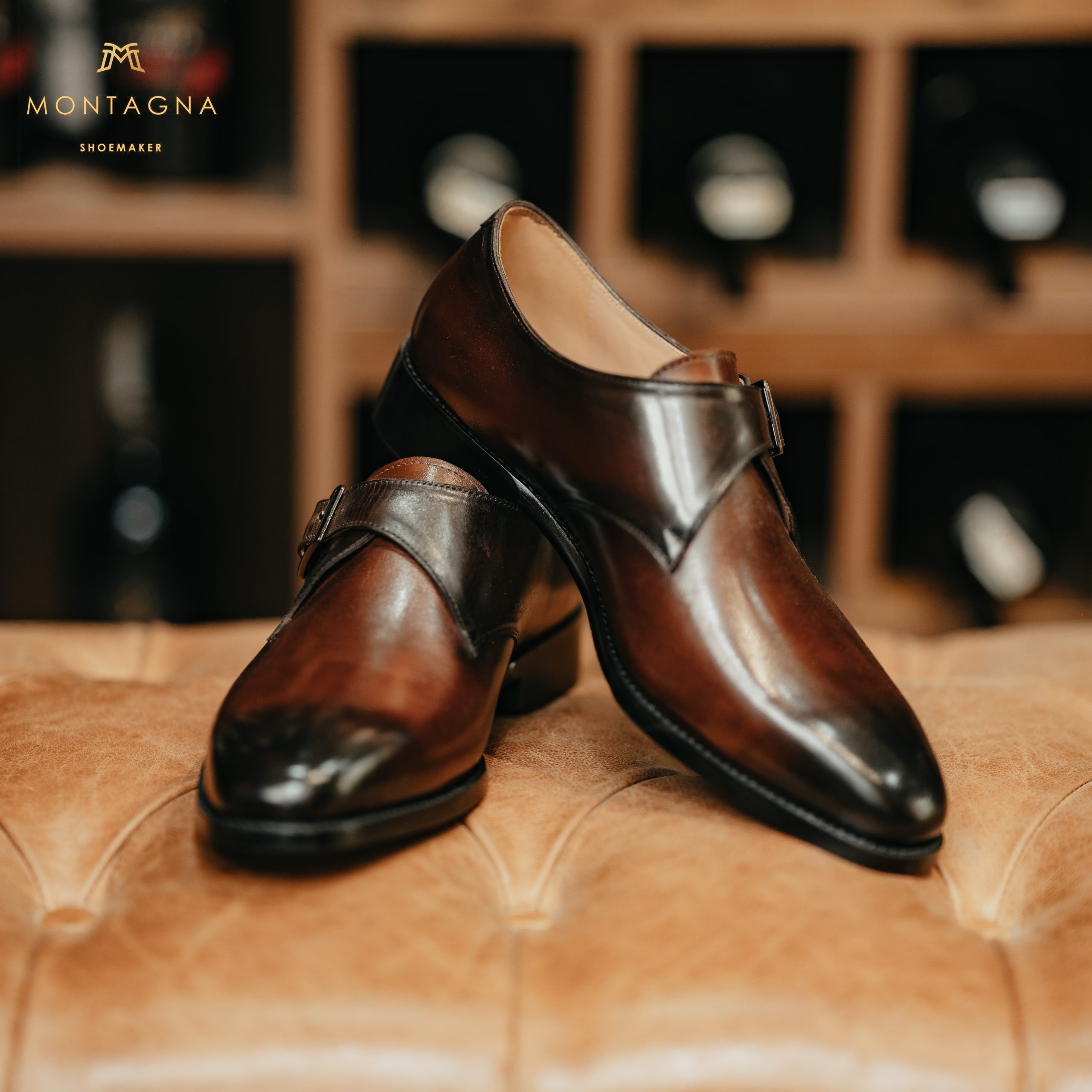 Brown Double Monkstrap – Dấu ấn cá tính của quý ông hiện đại Đặc điểm: Sự phá cách đầy tinh tế với thiết kế hai khóa đồng (Double buckles) thay thế cho dây buộc truyền thống. Sắc thái: Tông màu nâu cánh gián (Patina) tạo chiều sâu sắc nét, mang lại vẻ ngoài lãng tử nhưng vẫn vô cùng quyền lực. Khí chất: Dành cho những quý ông yêu thích phong cách Business Casual, muốn khẳng định sự khác biệt trong môi trường công sở cao cấp.